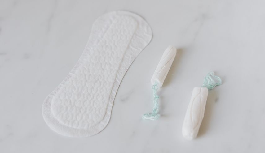 Protège-slip et tampons posés sur une surface, protections classiques utilisées pour les pertes blanches avant les règles Image